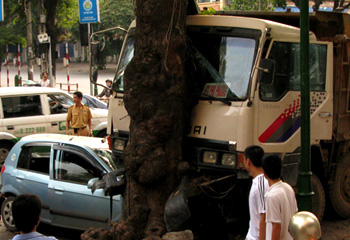 Xe tải đè nát taxi gần hồ Hoàn Kiếm